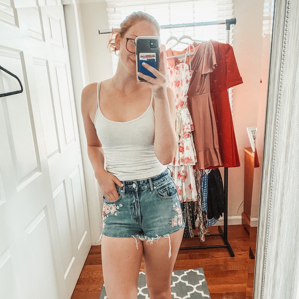 FLOWER DETAILED DENIM SHORTS